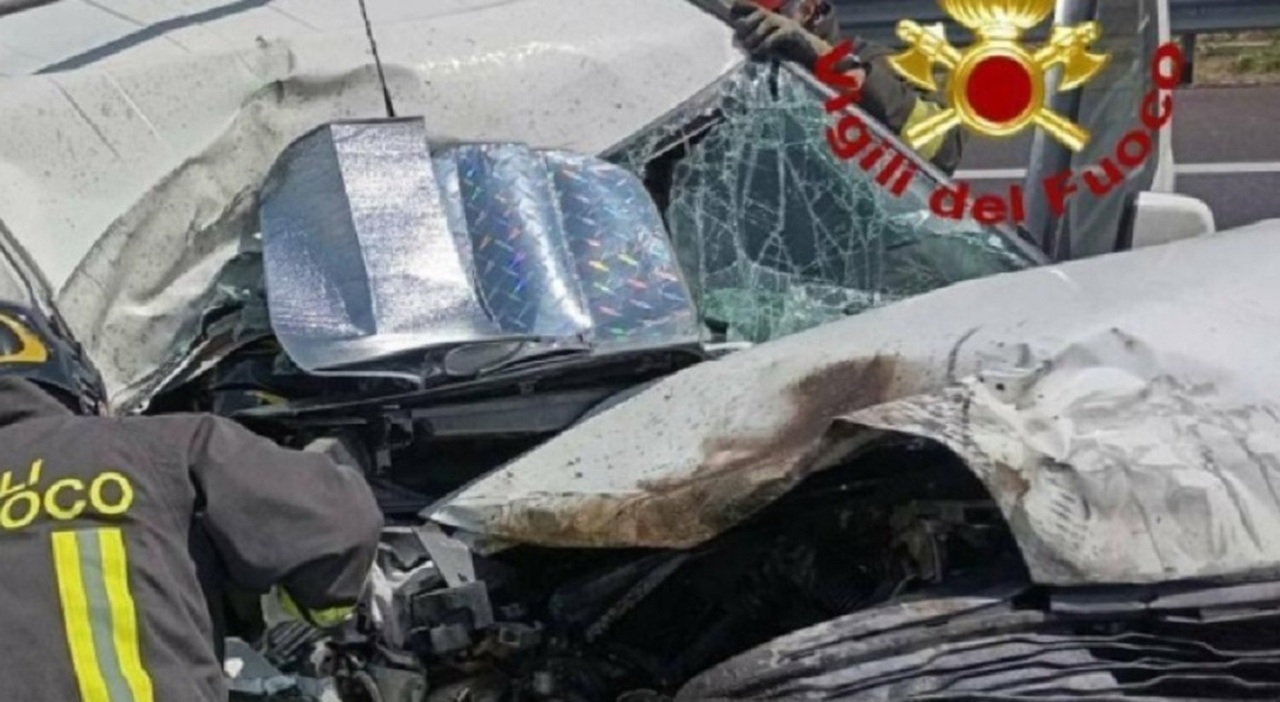 Incidente sull'A1, muore una ragazza di 17 anni: era in viaggio con la famiglia verso il Sud per le vacanze. Gravi padre, madre e fratello