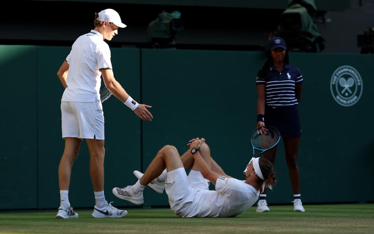 VIDEO. Attimi di paura a Wimbledon: Zverev cade, Sinner scavalca la rete per aiutarlo