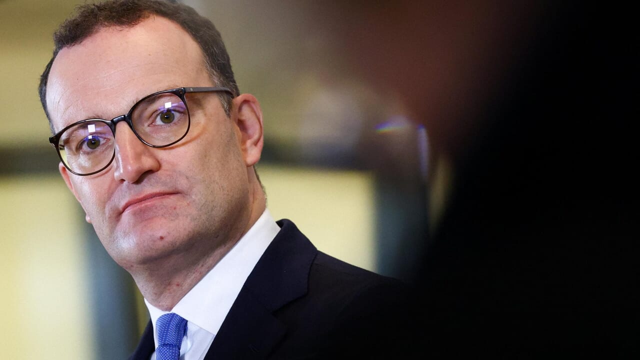 Terremoto nella politica tedesca: leader della Cdu si dimette dopo essere diventato padre con la maternità surrogata