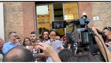 Bologna, la nipote di Fakir al presidio in lacrime:Continueremo a chiedere giustizia"
