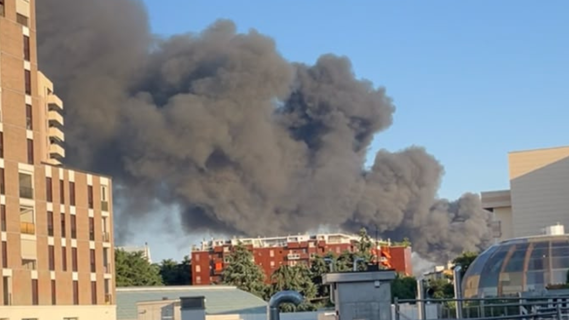 A Milano enorme incendio nel deposito Brt, allarme per il fumo nella zona nord
