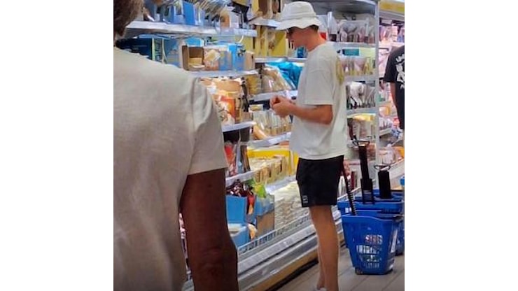 Dopo il trionfo a Wimbledon Sinner si rilassa in Sardegna e fa la spesa al discount - OglioPoNews