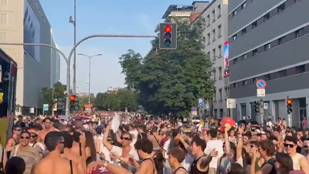 Milano Pride: 350mila in piazza, Vannacci nel mirino degli striscioni