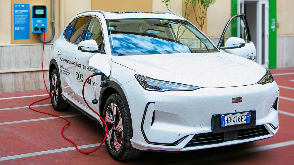 Geely, il primo anno In Italia: è festa di solidarietà ai Quartieri Spagnoli