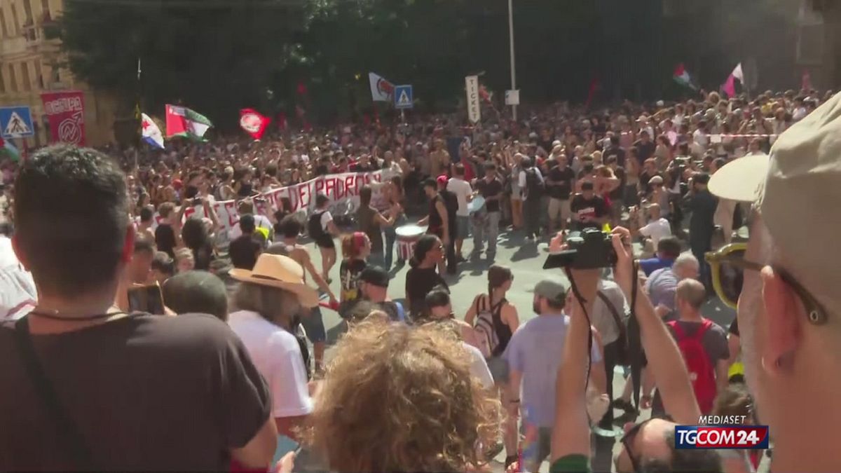 G8 di Genova, almeno 3mila manifestanti per il corteo itinerante