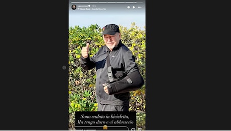 Vasco Rossi e la spalla rotta: «Tengo duro e vi abbraccio», ma serve un altro intervento
