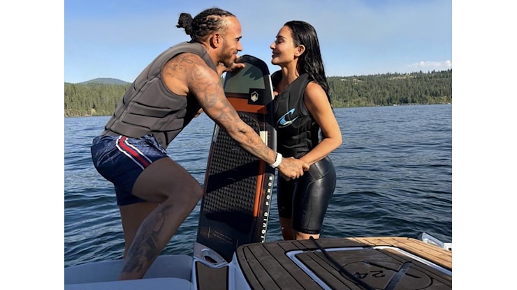 Lewis Hamilton e Kim Kardashian, l'estate dell'amore è ufficiale: il lago, il wakeboard e gli scatti che conquistano i social - Corriere della Sera