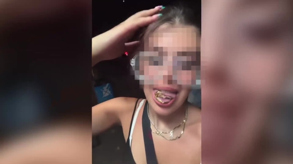 Si filma mentre balla su TikTok con la collanina d'oro rubata: il video la incastra
