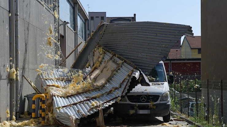 Maltempo, a Melegnano scoperchiata la caserma dei vigili del fuoco - Il Giorno