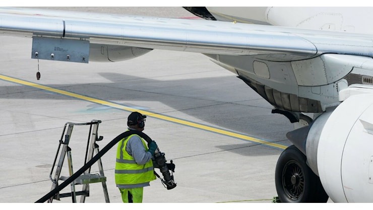 Jet fuel a rischio, l’Ue avverte: “Se non riapre Hormuz, condizioni restrittive” - Il Fatto Quotidiano