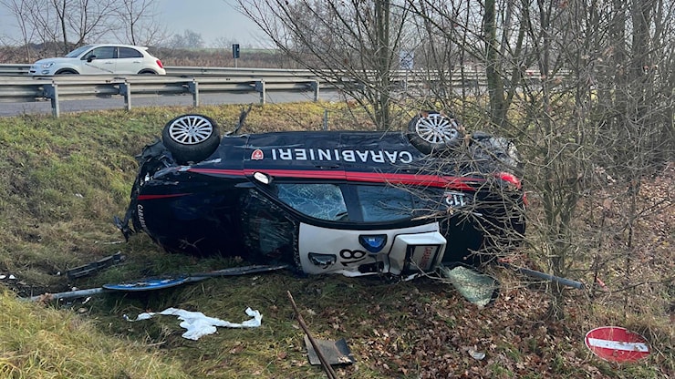Si ribalta dopo un inseguimento l’auto dei carabinieri: due feriti - La Stampa