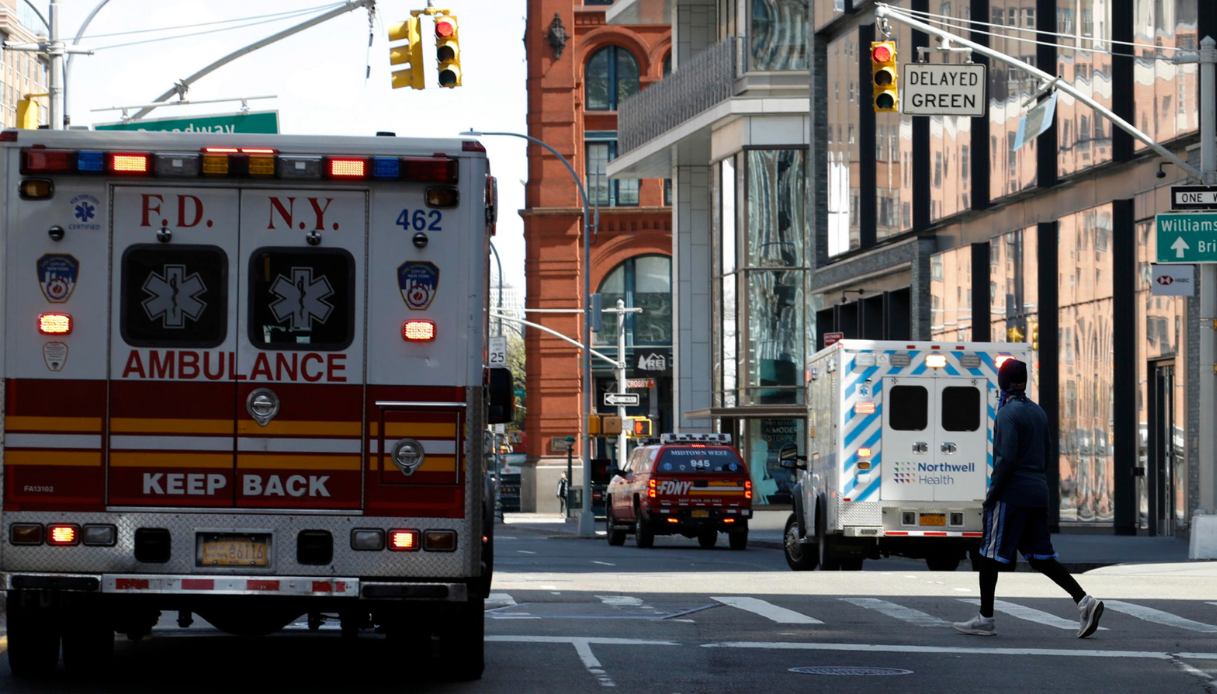 Tre morti a New York per focolaio di legionella, oltre 70 casi a Manhattan: torri di raffreddamento nel mirino