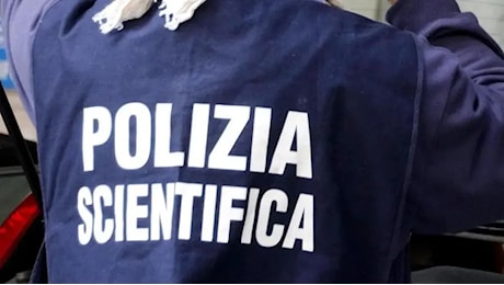 Omicidio a Civitanova Marche, uomo accoltellato in casa: sospettata la compagna