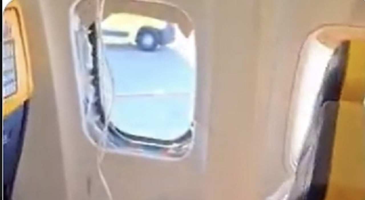 Finestrino rotto sul volo Ryanair: il passeggero salvato da una catena umana