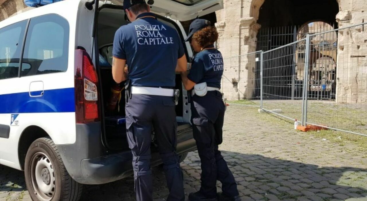 Maranza festeggiano il compleanno al Colosseo: prima i fuochi d'artificio, poi l'aggressione ai vigili. Due agenti feriti