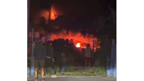 Incendio all'ex centrale del latte di Alba: stabile inagibile, nessuna persona coinvolta