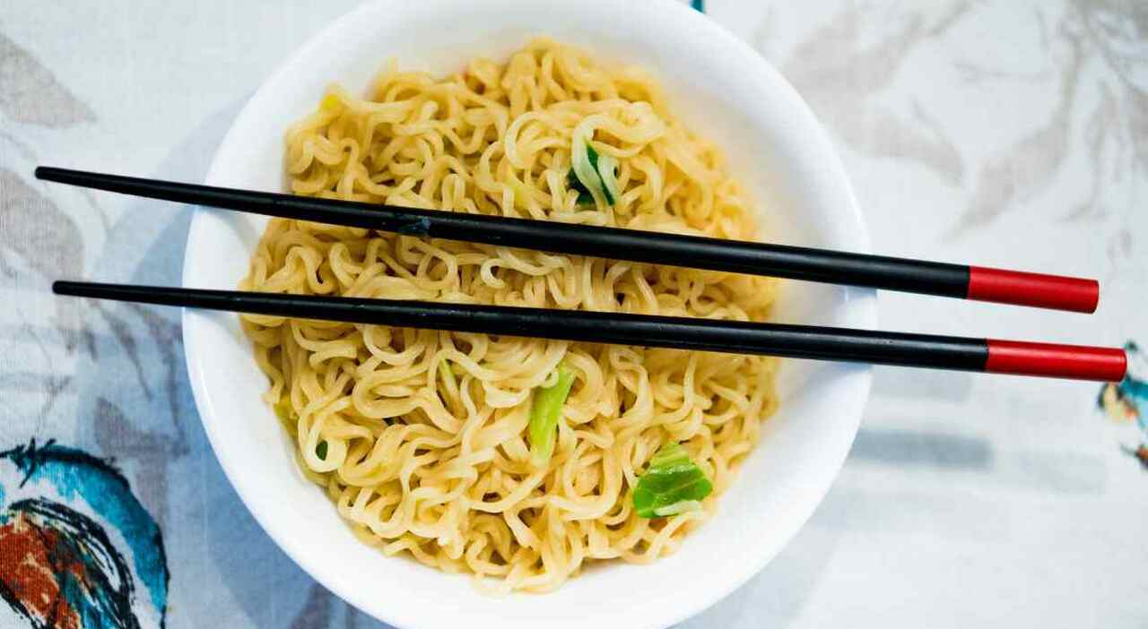 Salmonella nei noodle istantanei al pollo, allarme in Europa: 106 casi in 13 Paesi, decine di ricoveri. «Tutti dello stesso produttore»