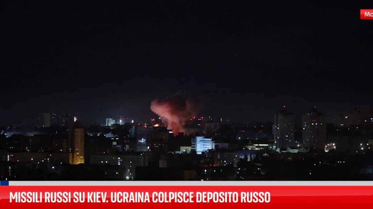 Missili russi su Kiev. Ucraina colpisce deposito russo