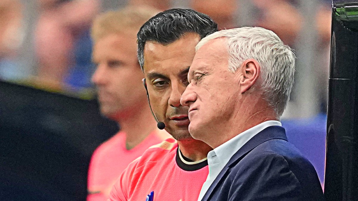 Questo vi è sembrato un arbitro al livello di una semifinale di un Mondiale? Non è la prima volta: la furia di Deschamps
