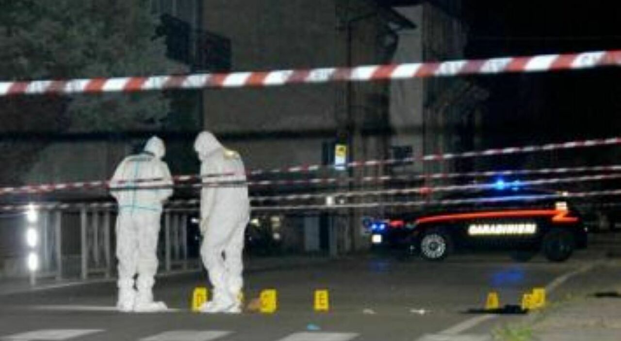 Coltellate al petto davanti al supermercato, crolla a terra dopo pochi passi: 19enne muore in ospedale