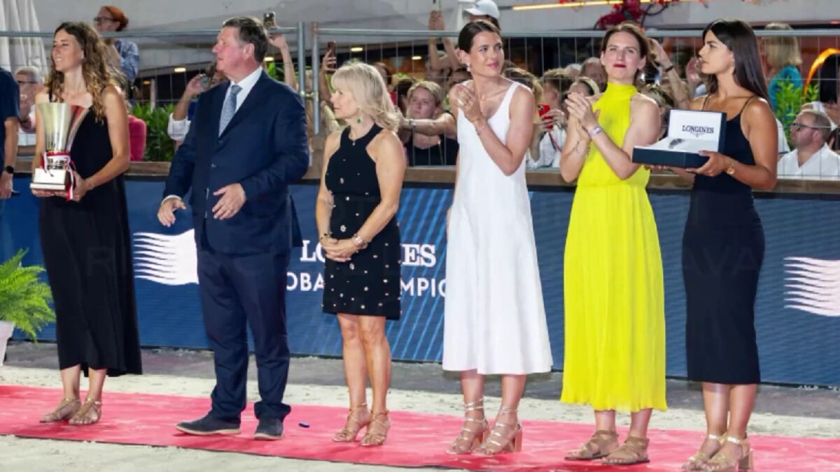 Charlotte Casiraghi rilancia l'abbinamento bianco e argento con un look da brava ragazza chic