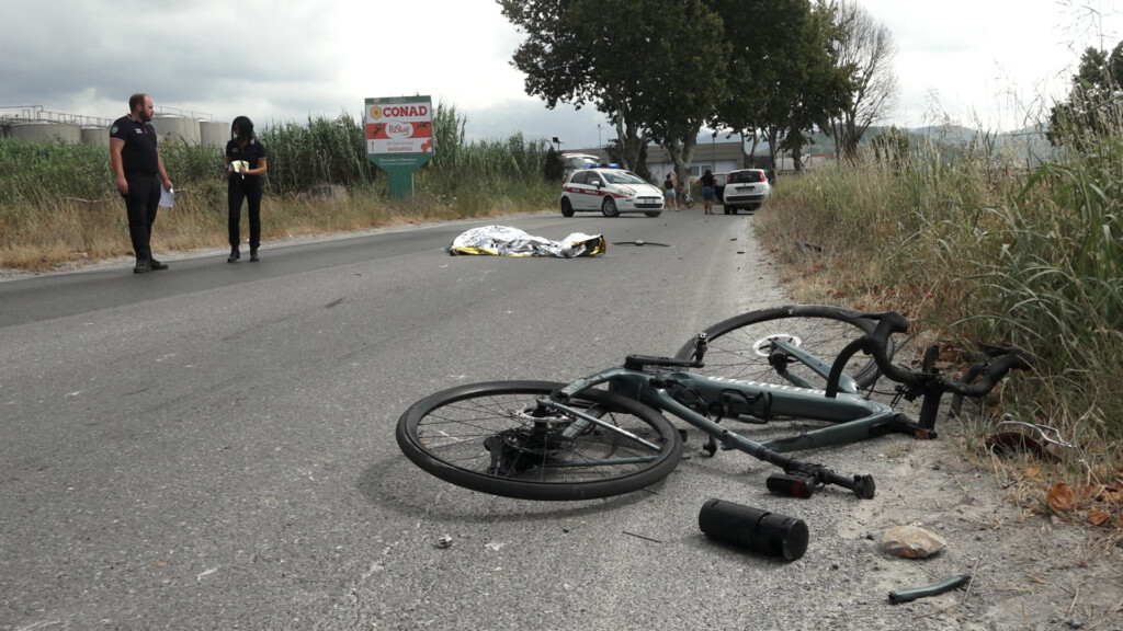 Investito da un’auto a Massarosa: muore ciclista