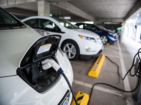 Mobilità sostenibile: Gas ed elettricità accelerano il passo, ma senza infrastrutture la strada rimane in salita